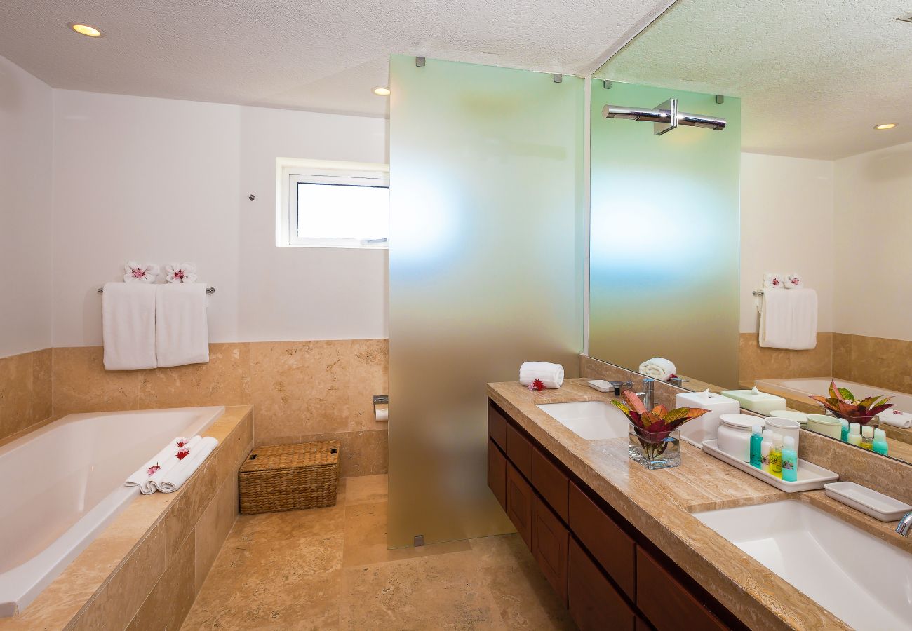 Villa in Lockrum Bay - Beaches Edge Anguilla